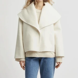 Stylein jacka - Vit kort kappa/ jacka från Stylein i strl L, i nyskick med några små fläckar som antagligen går att få bort (framgår av bilderna). Passar mig som vanligtvis har S och skulle säga att den funkar för M & L också.