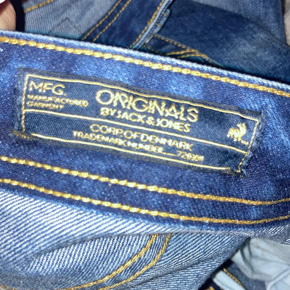 Snygga jeans som tyvärr inte passar! Har klippt de längst ner så de inte sitter så tajt . Jeans & Byxor.