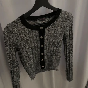 kofta med knappar  - så fin grå lite kortare kofta med knappar, jätte fint skick och så skön💞 stl S men mer som xs