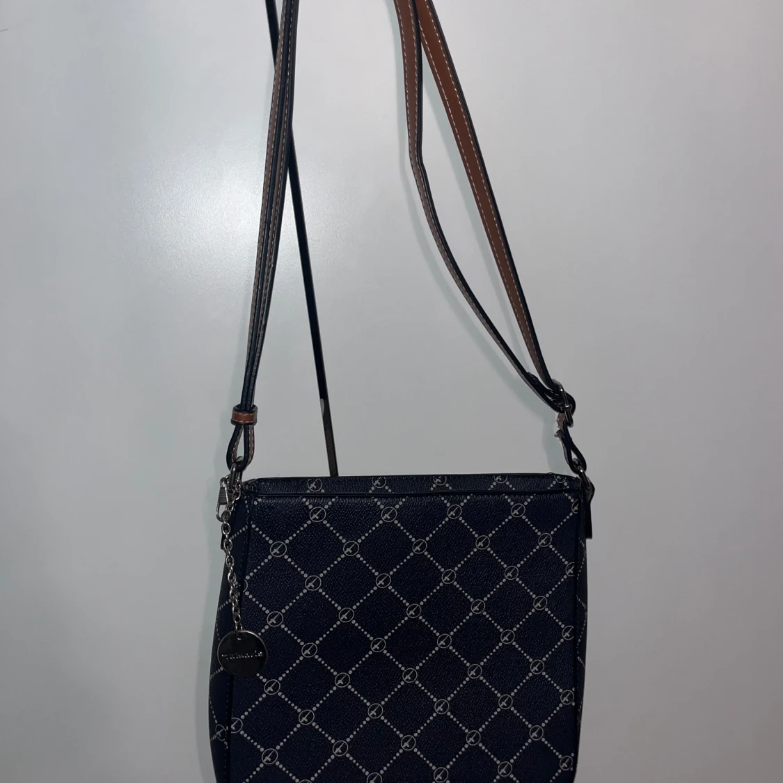 Marinblå axelväska från Tamais