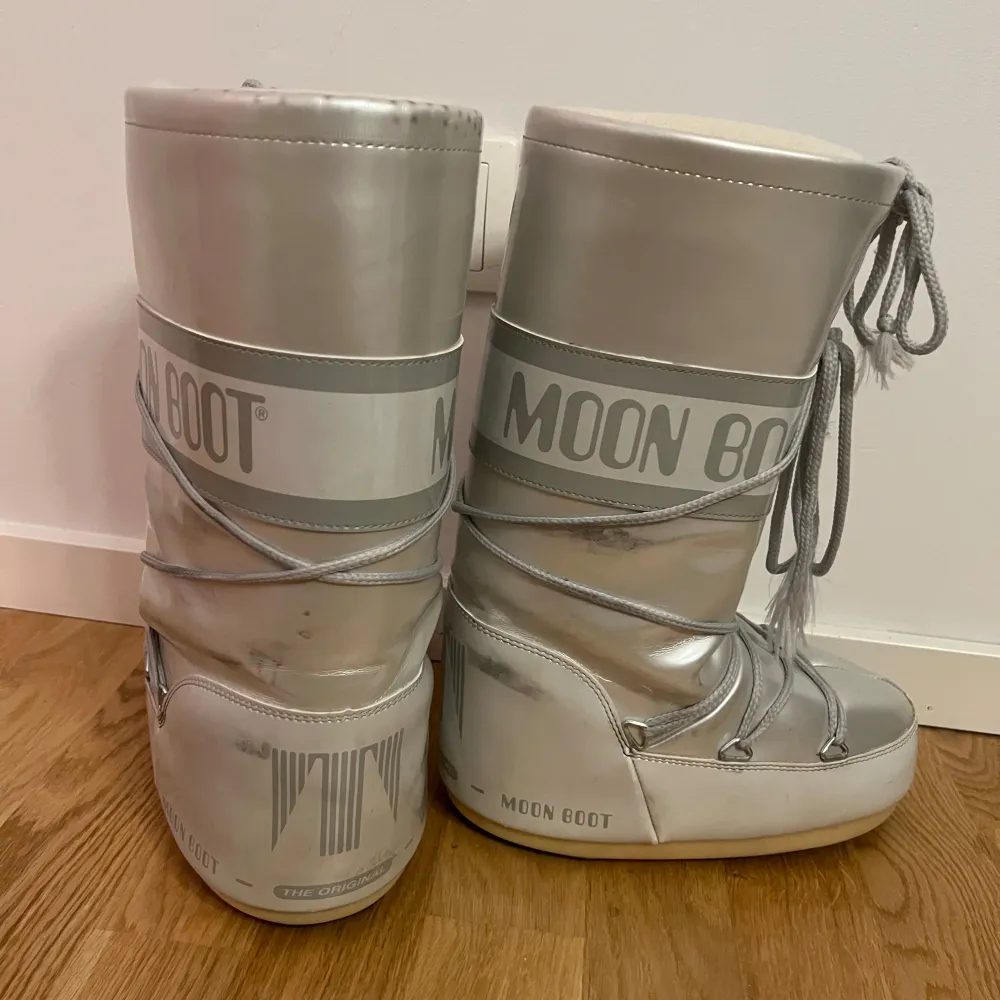 Hjälper min syster att sälja sina Moon boot i silver färg då hon vill köpa de låga.  Hon har använt de fåtal gånger och de kan bara behöva rengöras lite annars i fint skick. Hon köpte de från NK. . Skor.