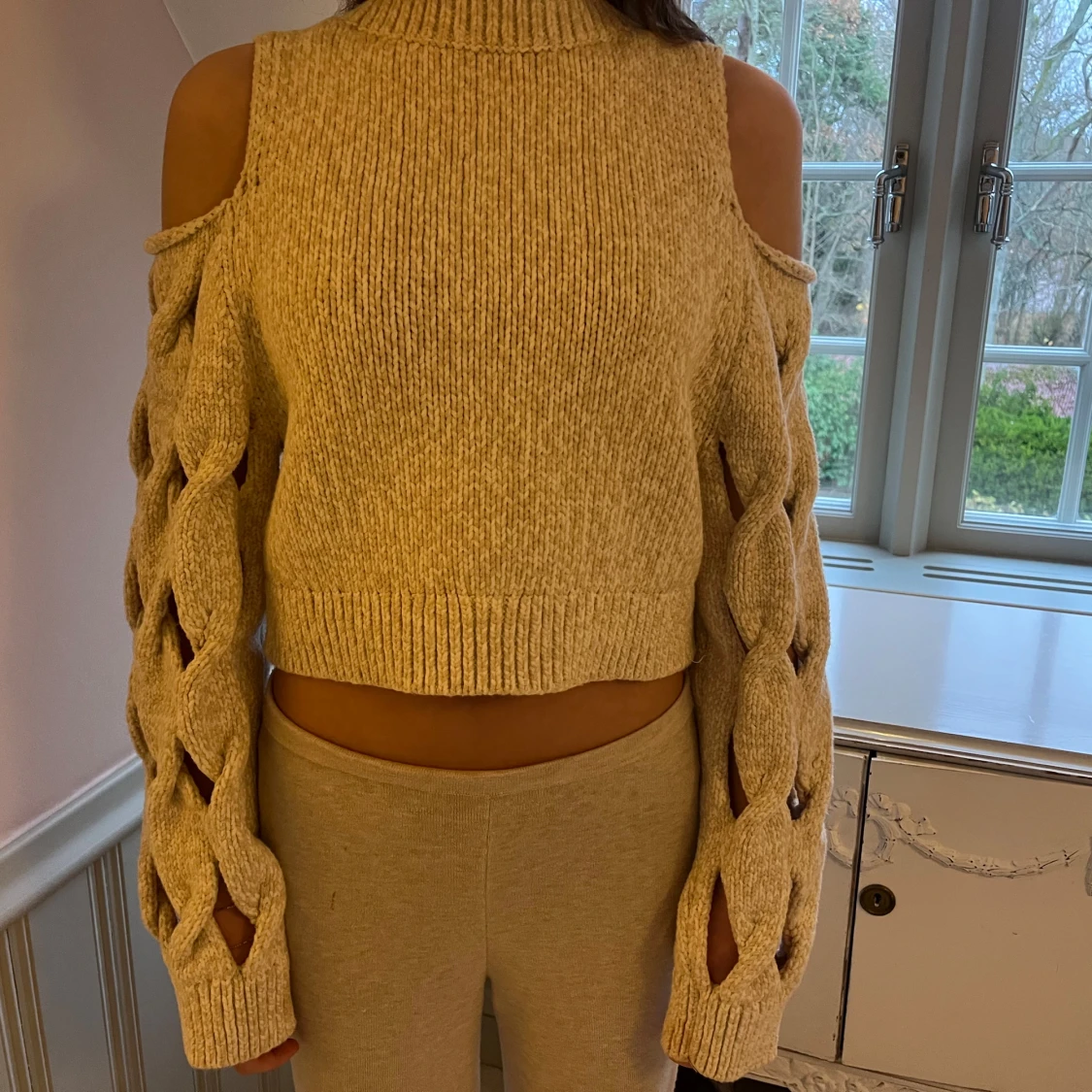 Beige stickad offshoulder tröja