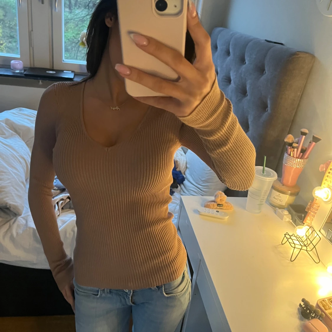 Blå blommig blus och en brun beige tröja 