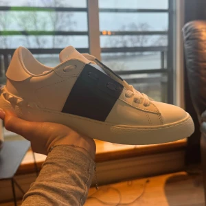 Valentino skor  - Stolek 37, mörkblå säljer pågrund av fel storlek.💗finns mer bilder om ni har några funderingar, Helt oanvända