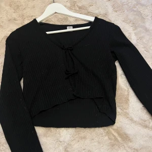 Kofta - Svart kofta från Lindex kids. Stor i storleken så den passar ända upp till S.  Snören man kan knyta fram, bra skick💞