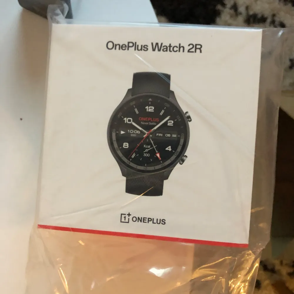 Säljer en OnePlus Watch 2R i svart. Klockan har en rund urtavla med digital display som visar tid, datum och aktivitetsdata. Perfekt för träning och vardagsbruk. Den är helt ny och oöppnad i sin orginal förpackning . Accessoarer.