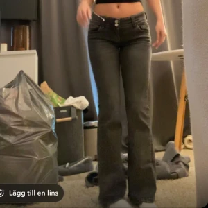 Lowwaist bootcut jeans - Säljer ett par snygga svarta/grå bootcut jeans i mycket bra skick. De är för små för mig nu drf säljer ja vidare! Från Gina Young och passar en XXS/XS 155 lång 