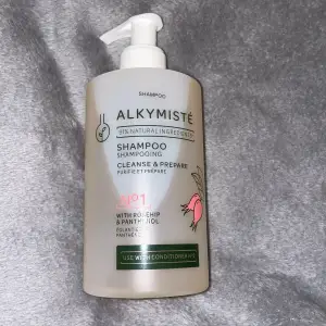 Helt ny Alkymisté Shampoo med 91% naturliga ingredienser, berikat med nypon och panthenol. Perfekt för att rengöra och förbereda håret. Använd tillsammans med balsam för bästa resultat. Flaskan har en praktisk pump och rymmer 300 ml.