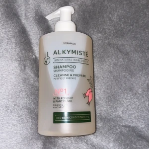 Alkymisté Shampoo - Helt ny Alkymisté Shampoo med 91% naturliga ingredienser, berikat med nypon och panthenol. Perfekt för att rengöra och förbereda håret. Använd tillsammans med balsam för bästa resultat. Flaskan har en praktisk pump och rymmer 300 ml.