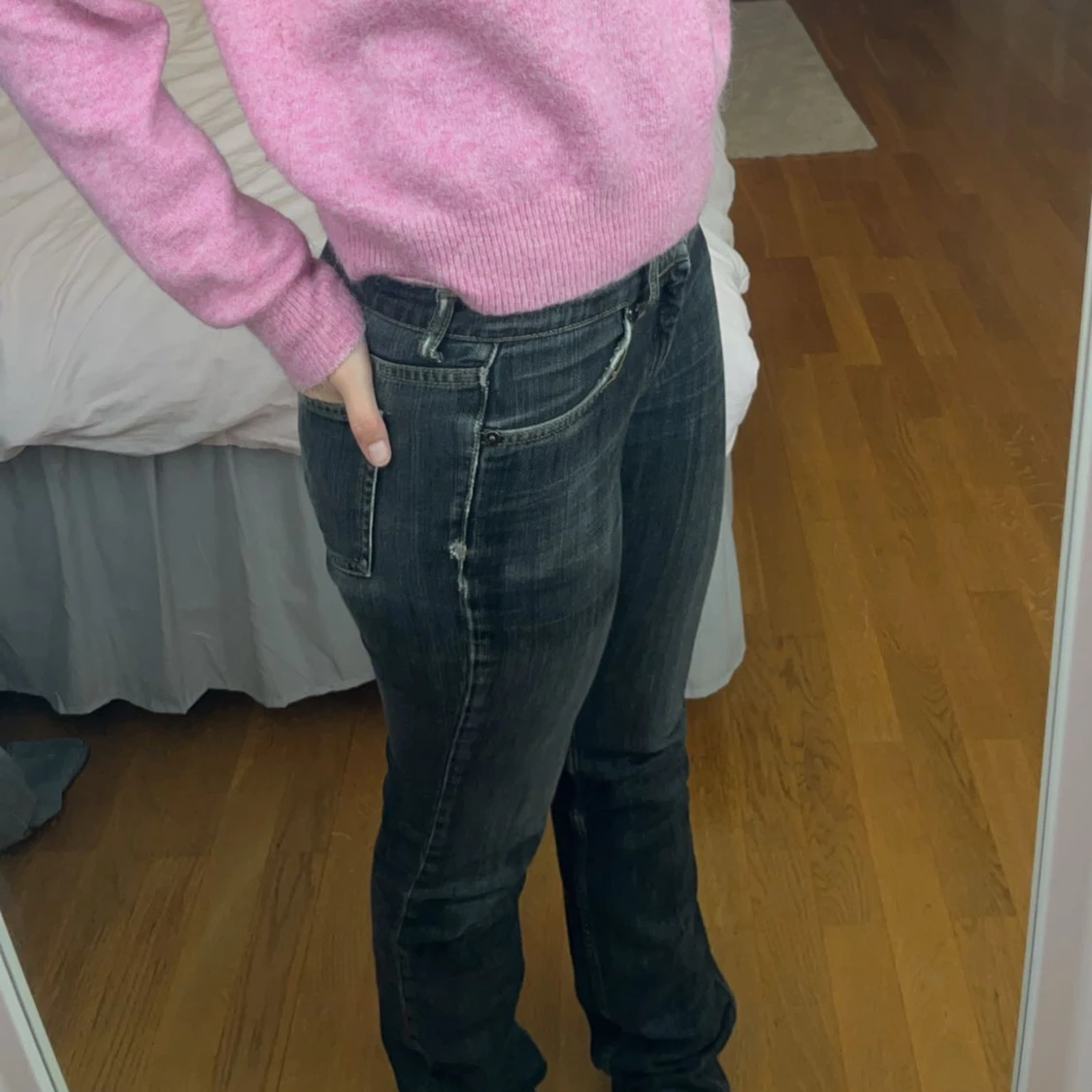 Lågmidjade bootcut jeans i grå/svarta i från acne action