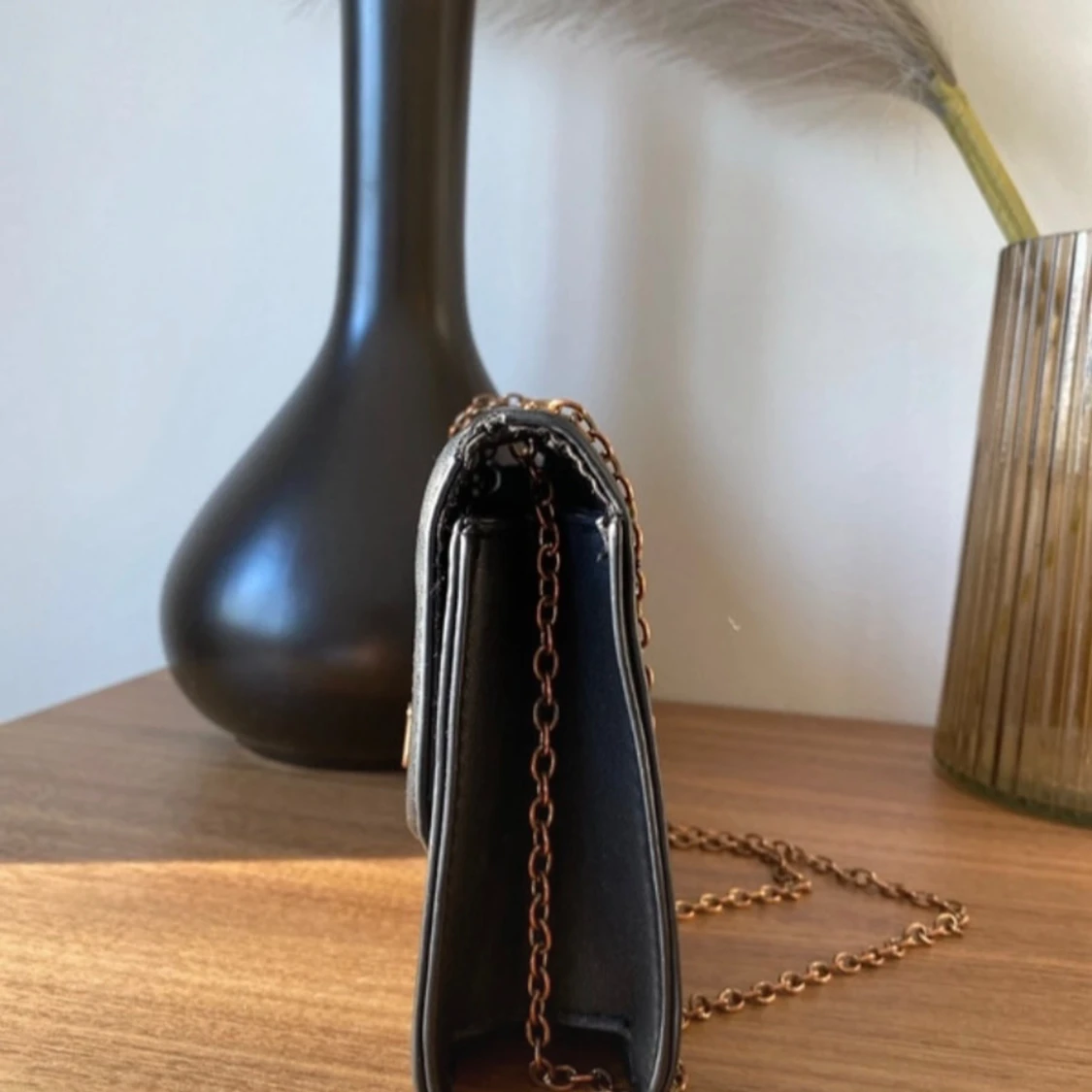 Svart axelväska med kedja - 90