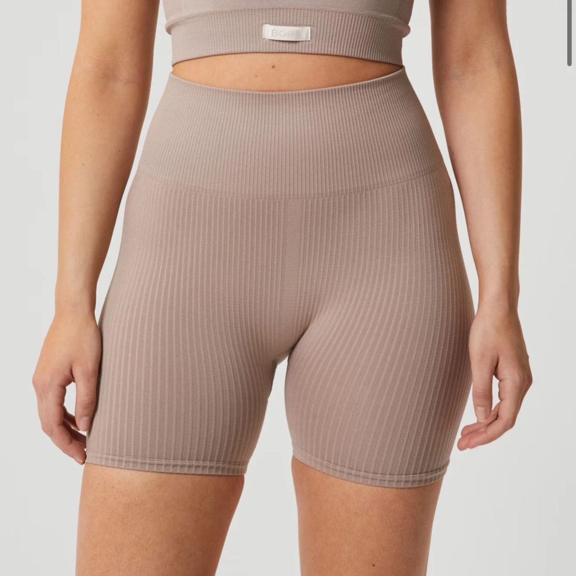 Beige ribbade träningsshorts 