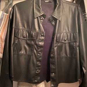 Kort skjort/jacka Only stl L - Skjort/jacka i skinnimation Only stl L , fin använd några gånger , djur och rökfri 