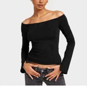Off shoulder top Nelly - Säljer min svarta off shoulder topp från Nelly. Den är i strl XXS men passar mig som XS då deras storlekar är lite större. Använd enstaka gånger, inga defekter❣️
