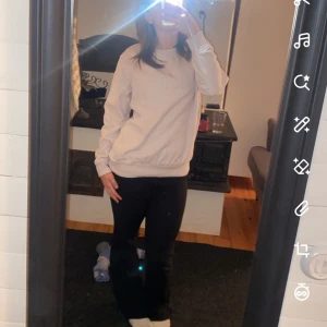 Ljus rosa sweatshirt  - Säljer en stilren ljus rosa sweatshirt i mycket bra skick. Den har långa ärmar och en klassisk rund halsringning. Perfekt för både vardag och träning. Superbekväm och lätt att matcha med olika outfits!