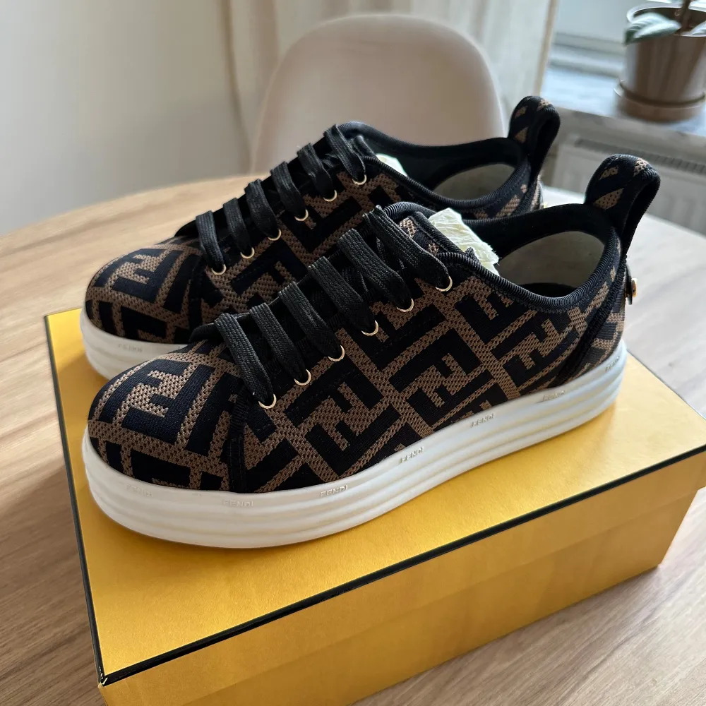 Säljer mina exklusiva FENDI Rise sneakers med platåsula i storlek 38. Skorna köptes för tre år sedan för 6 436 kr och verkar vara svåra att få tag på nu!  De är endast använda ett fåtal gånger och har minimala slitageskador – se bilder för detaljer! . Skor.