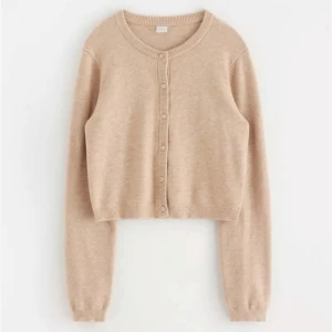 Stickad kofta - Super fin beige kofta i bra skick! Endast använd ett fåtal gånger, säljer då den inte riktigt är i min stil längre. Tveka inte på att höra av dig vid frågor!