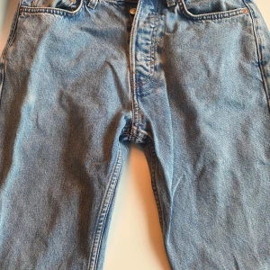 Weekday Voyage jeans ljusblå  - Ljusblå Weekday jeans i modell Voyage Stl W 27 L 30