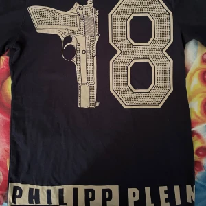 Phillipp plein t-shirt med stenar - Storlek S, använd väldigt få ggr o har bara legat i flera år. Bra skick och inte urtvättad eller så. Skriv för mått eller annat🤝