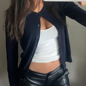 Marinblå kofta - Snygg marinblå kofta med knappar framtill. Perfekt för lager-på-lager nu på hösten. Den är långärmad och har en stilren design som funkar året runt.