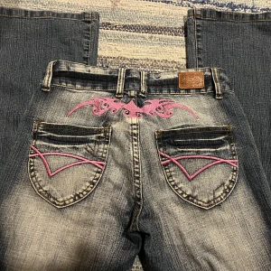 Crazy age jeans  - Prisförslag nekas! Säljer mina crazy age jeans då det inte är min stil längre, helt perfekt schick då dom är använda endast två gånger. Rosa stitching både fram och bak. Bootcut där nere och. Passar på mig som är 163 och brukar ha xs i jeans 