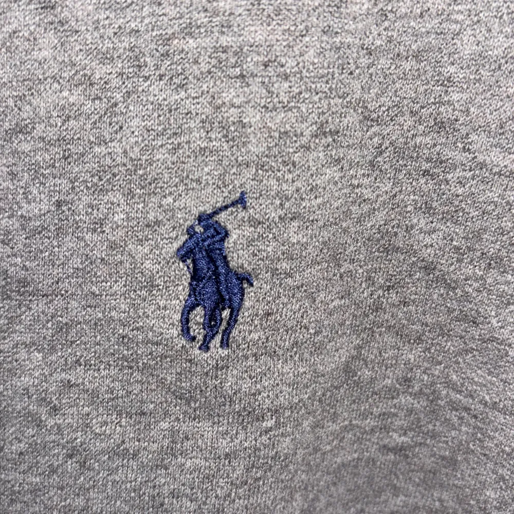 Säljer en klassisk grå sweatshirt från Polo Ralph Lauren i mycket bra skick. Den har en broderad logga på bröstet och är perfekt för både höst och vår. Tröjan är i bomull och har långa ärmar. Superbekväm och stilren! 🌟. Tröjor & Koftor.