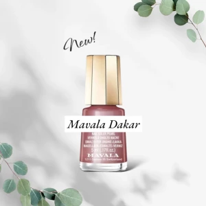 Nytt! Nagellack Mavala Dakar - Snyggt nagellack från Mavala i färgen Dakar. Det är en pärlemorskimrande rosa nyans som ger en elegant touch till dina naglar. Perfekt för både vardag och fest! Flaskan innehåller 5 ml och är lätt att applicera med den smidiga borsten.