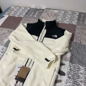 The North Face Jacka - Säljer en jätte bekväm the north face fleece kofta/ jacka som är i storlek M men passar som S. Den har aldrig använts och är sprillans ny! Priset kan alltid diskuteras!