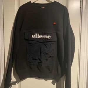 Ellesse sweatshirt  - Svart Ellesse sweatshirt med stor ficka i mitten 