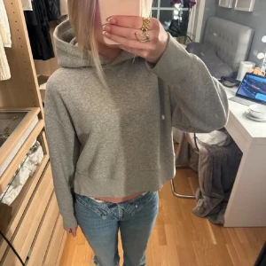 Grå croppad hoodie - Säljer en supermjuk och bekväm grå croppad hoodie. Perfekt för skola✌🏼Passar perfekt till lågmidjade jeans & ett vitt linne under . Perfekt för höst& vinter ❄️🎀 säljer för 249 och kan gå mindre för snabbäffär💫