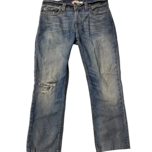 Levi’s distressed vintage jeans - Levi’s 511 slim fit med snygga vintage distress detaljer (sitter mer som straight fit) • Storlek 34/34 enligt tag men sitter mer som 30/32 • Svarar gärna på frågor