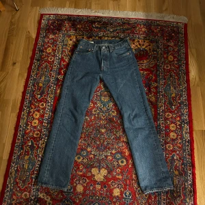 Levis 501 jeans - Säljer ett par klassiska Levis 501 jeans i blå denim. De har en straight passform och är knappt använda då de tyvärr är för små för mig. 