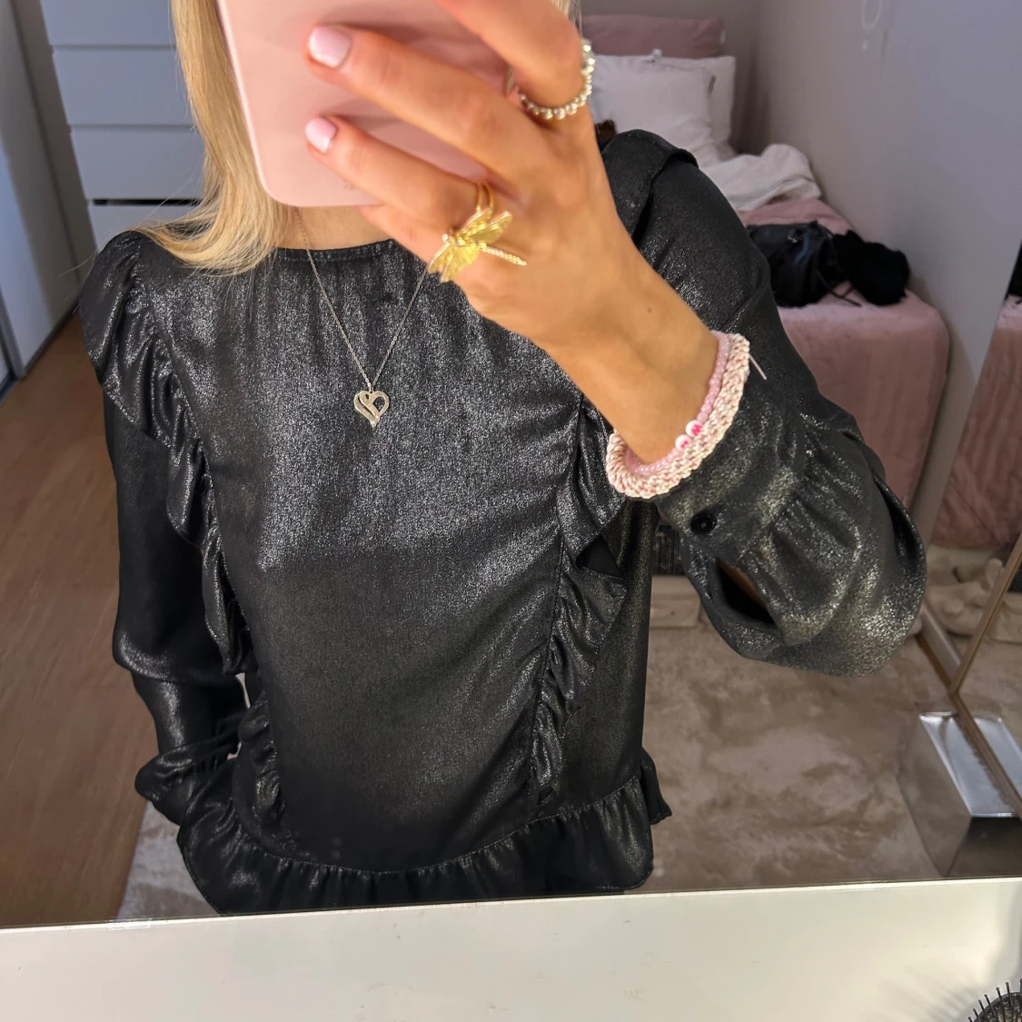 Svart glittrig blus med volangdetaljer - 91