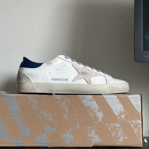 Golden Goose Superstar - Säljer dessa tvär feta Golden Goose superstar i nyskick🤩 Skorna är i storlek 41. Box ingår och det finns kvitto❗️Hör av er vid minsta lilla fråga😊