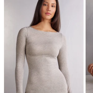 Beige långärmad topp från Intimissimi - Säljer en superfin beige långärmad topp från Intimissimi. Den är i ett mjukt och stretchigt material som sitter skönt mot kroppen. Perfekt för både vardag och fest! 💫