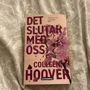 Det slutar med oss - Säljer boken 'Det slutar med oss' av Colleen Hoover. En berättelse om kärlek och svåra val. Perfekt för dig som gillar romantik och drama! 