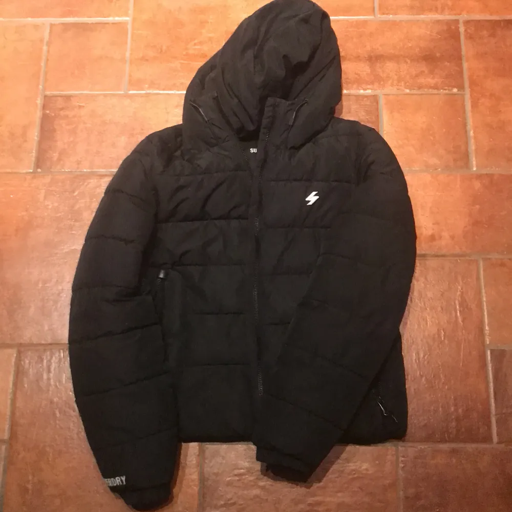 Säljer en svart pufferjacka från Superdry i mycket bra skick. Knappt använd, bara någon enstaka gång. Nypris ligger på ca 1400 kr men säljer denna för endast 999 kr. Priset är dock inte hugget i sten än så vill du förhandla är det bara att skicka ett meddelande 🙌🏻 Snabb service och frakt. Takit.