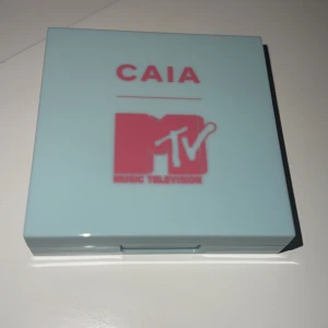 Highlighter från CAIA x MTV - Snygg highlighter från CAIA i samarbete med MTV. Perfekt för att ge ansiktet en strålande glöd med sin skimrande finish. Perfekt att ha med i väskan för touch-ups under dagen! Använd den några gånger men används ej längre köpt för 345kr💕