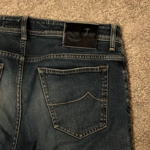 Jacob Cohen 34 - Säljer nu mina snygga Jacob Cohen jeans med extremt snygg tvätt. Byxorna är i toppskick, skulle säga 9/10. Storlek 34, sitter som 33. Passar dig som är runt 190. Tveka inte på att skriva vi minsta fundering!