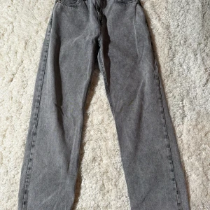 Grå jeansbyxor från Grunt - Säljer ett par grå jeansbyxor från Grunt i storlek 29. De har en klassisk straight passform och är i mycket bra skick. Perfekta för både vardag och fest! 🖤