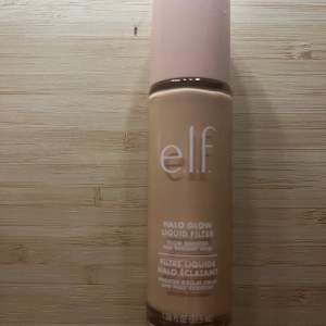 E.l.f. Halo Glow Liquid Filter är en flytande foundation som ger en strålande och jämn finish. Perfekt för att skapa en naturlig glow. Kommer i en smidig flaska med rosa lock. Endast testad. Tryck köp nu, fast pris.