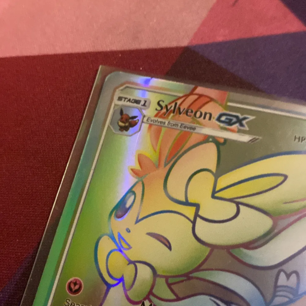 Säljer ett Sylveon GX Pokémonkort. Kortet har en holografisk yta och visar Sylveon i en glad pose. Kortet är i bra skick och perfekt för samlare eller spelare som vill stärka sin lek. Ny pris 1,000 på ebay.. Övrigt.