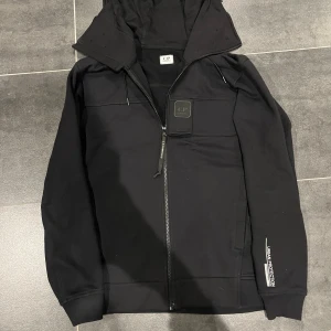 Cp company  - Säljer nu denna cp company tröjan, det är en tröja med lång zip och är riktigt skön. Skicket är precis som ny och är perfekt nu till ett kallare klimat.  Med mera frågor och funderingar så är det bara att skriva! 