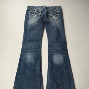 lågmidjade Flared jeans - Passar s /xs Rhinestones på framfickor & bakfickor  Pm för ev mått