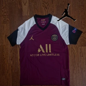 PSG Burgandy Fotbollströja (CL Badge) - Säljer min vinröda PSG fotbollströja med Champions League badge. Den har aldrig använts utan bara tar plats I min garderob. Säljer den för 549:-