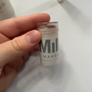 Matte Bronzer Stick från Milk Makeup - Säljer en Matte Bronzer Stick från Milk Makeup i nyansen 'Baked'. Perfekt för att ge ansiktet en solkysst look med en naturlig finish. Den krämiga formulan är lätt att blanda ut och ger en matt effekt. Kompakt och enkel att ta med i väskan för touch-ups under dagen. Mer än hälften kvar i den