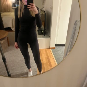 Tre olika träningsbyxor - Säljer tre olika träningsbyxor tillsammans! Den första byxan är från lager 157, strl S. Bild 2 är samma modell fast i M. Och bild 3 är från Shein, skulle säga att den har lite större passform och lite kortare i längden. Alla tre tillsammans för 200kr😊