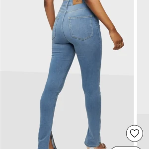 Blå skinny jeans med slits - Snygga blå skinny jeans med hög midja och slits vid anklarna🌸