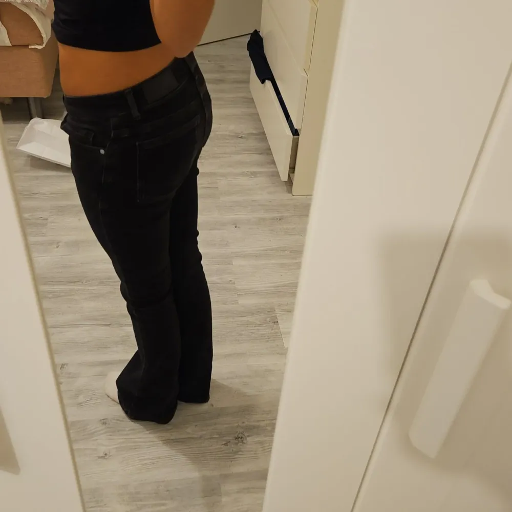 Säljer ett par snygga svarta bootcut jeans i bra skick. De är lågmidjade.Perfekta för både vardag och fest! Passar till allt Hör av dig vid intresse!. Jeans & Byxor.