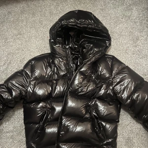Zara pufferjacket (M) - Säljer en nästan helt oanvänd Zara pufferjacket i storlek M. Inga defekter, hör av dig vid funderingar.